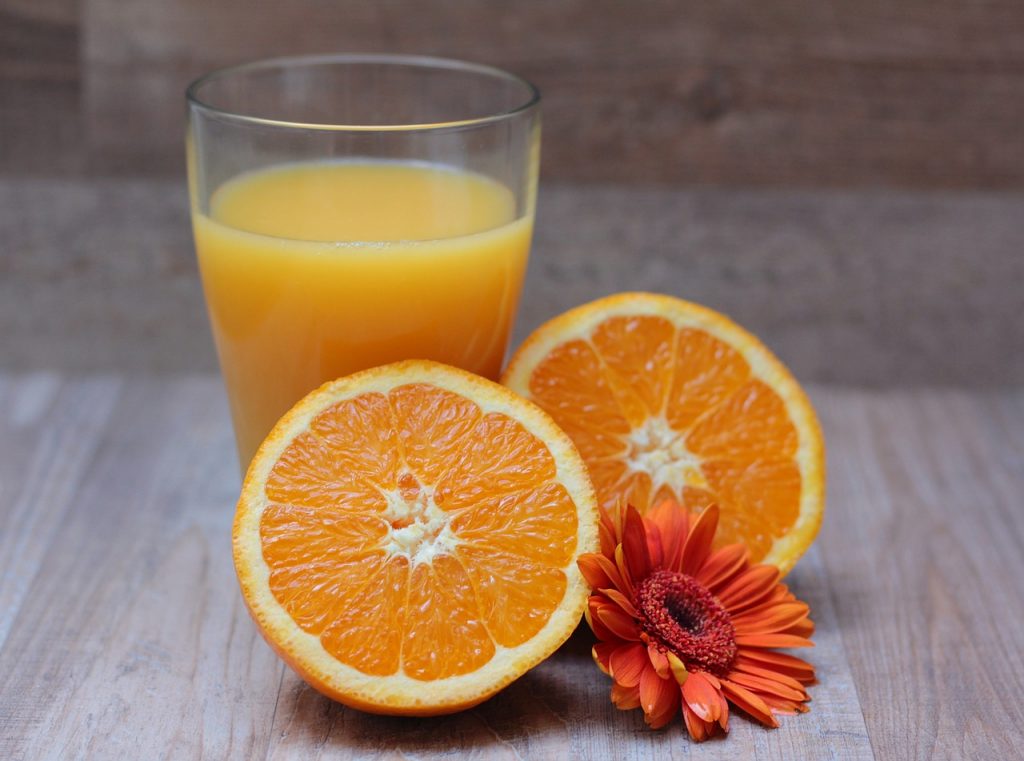 Forward osmosis for concentration of orange juice